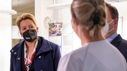 Einer von zwei Krankenhaus-Besuchen der Bürgermeisterin: Franziska Giffey am Freitag in der Caritas-Klinik Maria Heimsuchung in Berlin-Pankow.