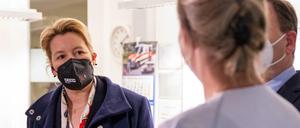 Einer von zwei Krankenhaus-Besuchen der Bürgermeisterin: Franziska Giffey am Freitag in der Caritas-Klinik Maria Heimsuchung in Berlin-Pankow.
