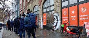 Anstehen für den Corona-Test: In Berlin stieg die Sieben-Tage-Inzidenz am Mittwoch auf fast 1800.