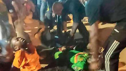 Menschen helfen den Opfern einer Massenpanik beim Afrika-Cup in Kamerun.