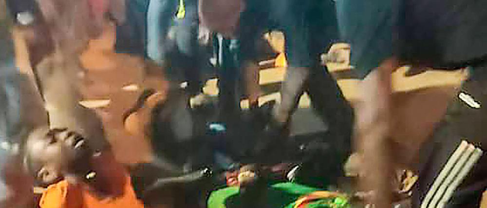 Menschen helfen den Opfern einer Massenpanik beim Afrika-Cup in Kamerun.