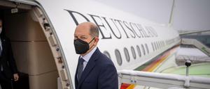 Bundeskanzler Olaf Scholz (SPD) steigt am Flughafen BER in einen Airbus der Flugbereitschaft.