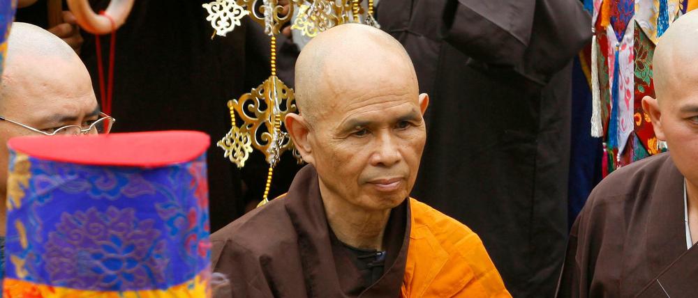 Der vietnamesische Zen-Meister Thich Nhat Hanh (Mitte) in Vietnam 2007 