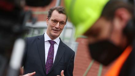 Der nordrhein-westfälische Ministerpräsident Hendrik Wüst (CDU) sieht den Mindestlohnanstieg kritisch. 