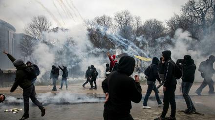 Demonstranten stehen bei Zusammenstößen mit der Polizei inmitten von Tränengas. 