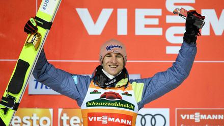 Karl Geiger feiert doppelt in Titisee-Neustadt.