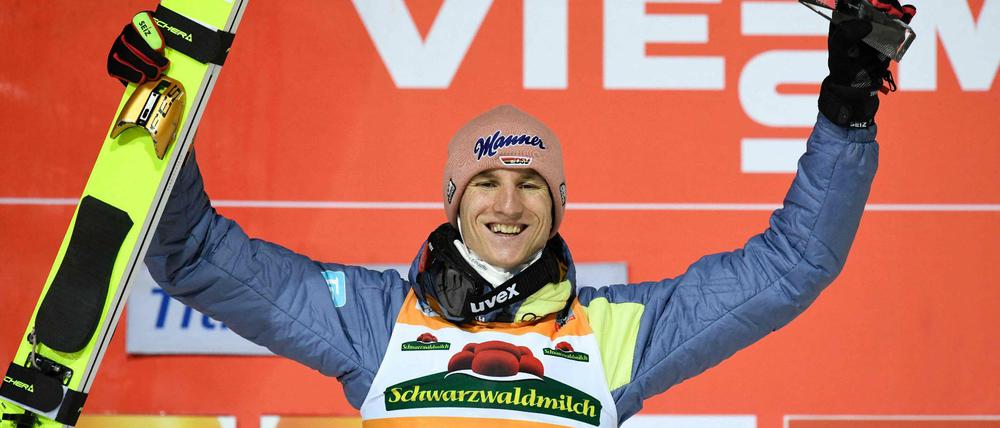 Karl Geiger feiert doppelt in Titisee-Neustadt.
