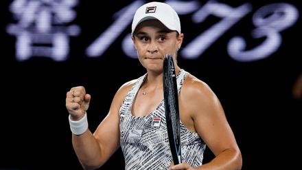 Die Weltranglisten-Erste Ashleigh Barty feiert ihren Sieg und damit den Einzug ins Finale der Australian Open.