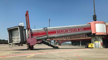 Historisch. Eine Fluggastbrücke am ehemaligen Berliner Flughafen TXL mehr als ein halbes Jahr nach der Stillegung im November 2020. Im Terminal A soll nun die "Urban Tech Republic" entstehen.