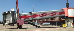 Historisch. Eine Fluggastbrücke am ehemaligen Berliner Flughafen TXL mehr als ein halbes Jahr nach der Stillegung im November 2020. Im Terminal A soll nun die "Urban Tech Republic" entstehen.