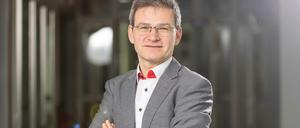 Ein querformatiges Porträtbild von Stephan Völker, mit gekreuzten Armen.
