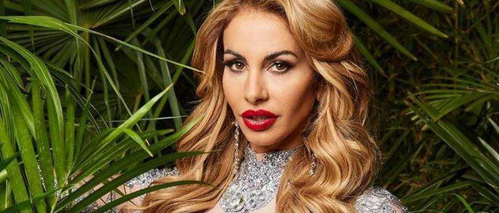 Weil Janina Youssefian Mitcamperin Linda Nobat rassistisch beleidigte, wurde sie von RTL aus der Sendung genommen. 
