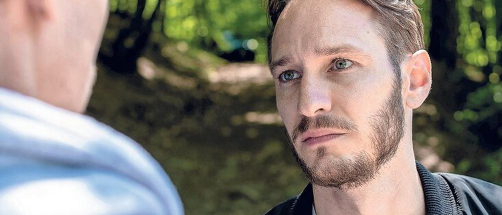 Kein Betriebsausflug. Die Ermittler Adam Schürk (Daniel Sträßer) und Leo Hölzer (Vladimir Burlakov) treffen sich am Fluss? Ist das ein Geheimtreffen? 