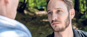 Kein Betriebsausflug. Die Ermittler Adam Schürk (Daniel Sträßer) und Leo Hölzer (Vladimir Burlakov) treffen sich am Fluss? Ist das ein Geheimtreffen? 
