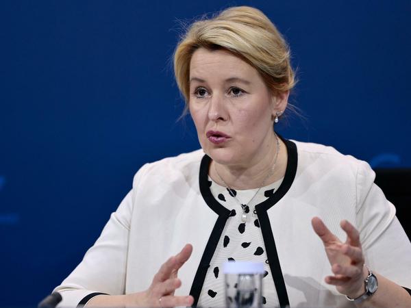 Muss eine umstrittene Entscheidung zu den Schulen erklären: Franziska Giffey (SPD), Regierende Bürgermeisterin von Berlin.