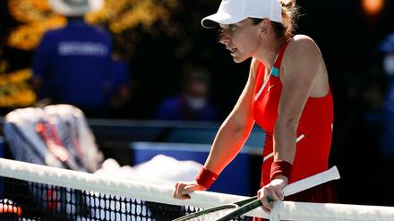 Gibt es nicht. Simona Halep steht nach ihrer Niederlage am Netz. 
