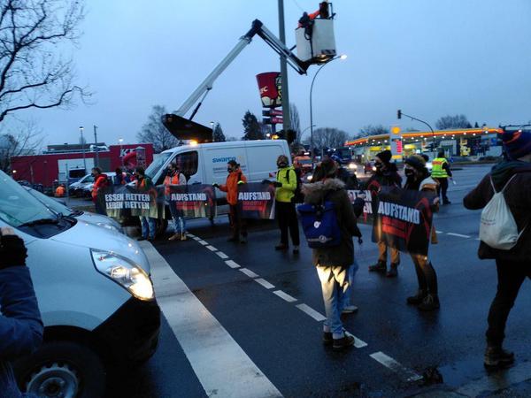 Klimaaktivisten am Montagmorgen bei einer Straßenblockade in Berlin.