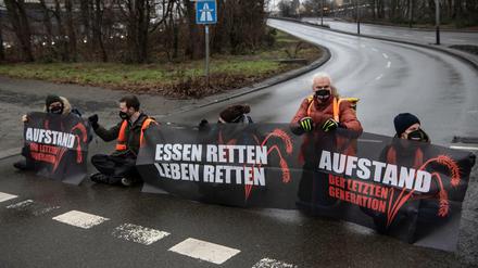 Sitzen statt schwitzen: Aktivisten am Morgen bei der Blockade der Autobahnzufahrt in Steglitz.