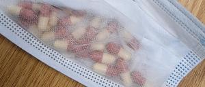 In einen Mund-Nasen-Schutz sind Pillen eingearbeitet. Die Männer hatten sie direkt vor dem Mund getragen.