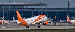Seltener zu sehen: Ein Easyjet-Flugzeug landet am BER.