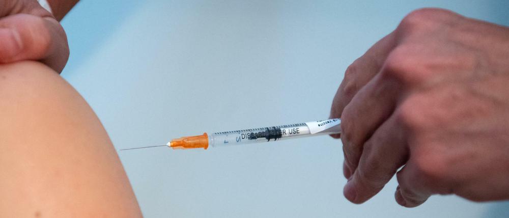 Ein Mann wird gegen das Coronavirus geimpft.
