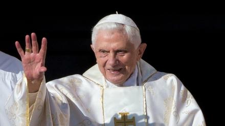 Der emeritierte Papst Benedikt XVI bei einer Ankunft im Vatikan 2014.