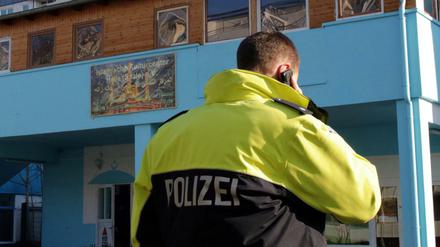 Auf das islamische Kulturcenter in Halle (Saale) sind am Sonntag Schüsse aus einem Luftgewehr abgegeben worden. 