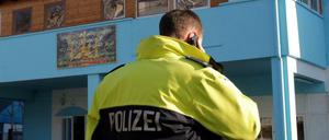 Auf das islamische Kulturcenter in Halle (Saale) sind am Sonntag Schüsse aus einem Luftgewehr abgegeben worden. 