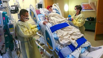 Der Patient, dem weltweit erstmals ein Schweineherz als Ersatzorgan eingesetzt wurde, macht seinen Ärzten zufolge weiter gute Fortschritte.