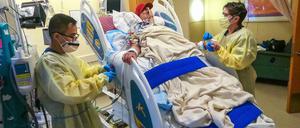 Der Patient, dem weltweit erstmals ein Schweineherz als Ersatzorgan eingesetzt wurde, macht seinen Ärzten zufolge weiter gute Fortschritte.