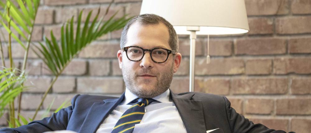 Wohin geht Julian Reichelt? Laut neuester Spekulation bandelt er mit Milliardär und Fernsehsender-Besitzer Frank Gotthardt an.