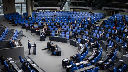 Stichtag für die neue Regel zum Genesenenstatus: Cem Oezdemir, Bundesminister fuer Landwirtschaft hält am 14. Januar eine Rede im Bundestag.