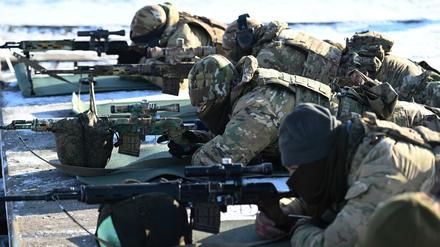 Russische Soldaten nehmen an Übungen auf dem Schießplatz Kadamowskii in Rostow am Don teil.