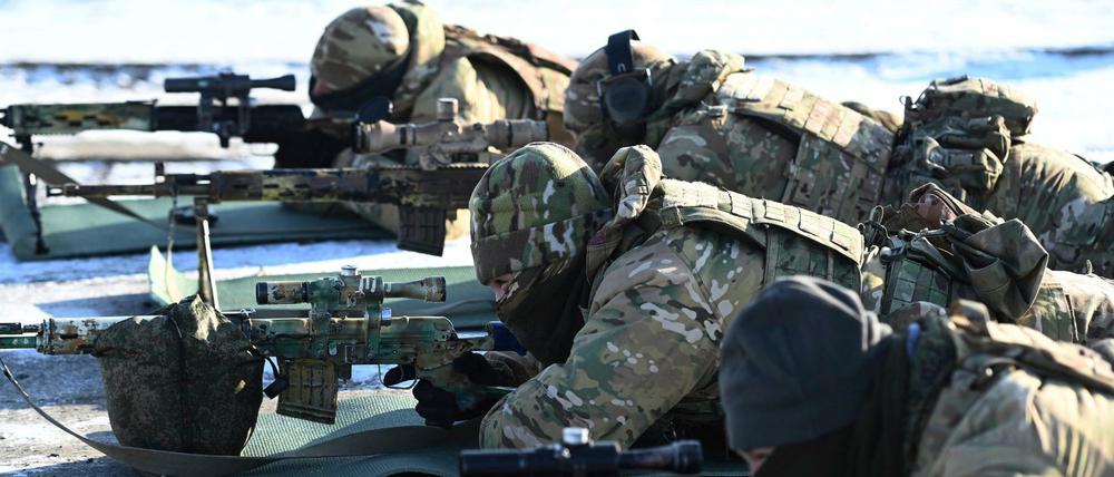 Russische Soldaten nehmen an Übungen auf dem Schießplatz Kadamowskii in Rostow am Don teil.