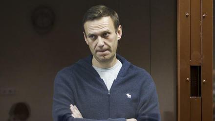 Der russische Oppositionspolitiker Alexej Nawalny steht hinter einer Glasscheibe während einer Anhörung vor dem Bezirksgericht in Moskau.
