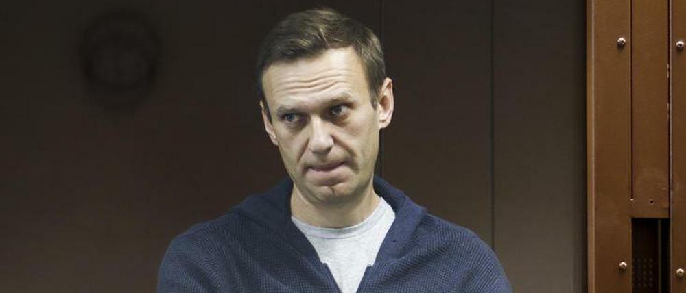 Der russische Oppositionspolitiker Alexej Nawalny steht hinter einer Glasscheibe während einer Anhörung vor dem Bezirksgericht in Moskau.