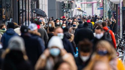 Zahlreiche Menschen mit Mund-Nasen-Schutz sind auf der Tauentzienstraße in Berlin unterwegs (Symbolbild).