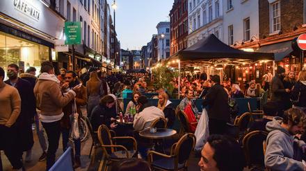 In der Old Compton Street in London versammeln sich Menschen in den Restaurants und Bars.