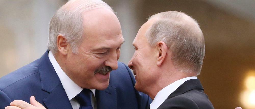 Der belarussische Machthaber Alexander Lukaschenko (l.) steht bedingungslos an der Seite des russischen Präsidenten Wladimir Putin.