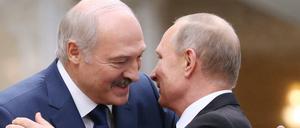 Der belarussische Machthaber Alexander Lukaschenko (l.) steht bedingungslos an der Seite des russischen Präsidenten Wladimir Putin.