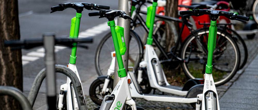 Mehrere E-Scooter stehen im Berliner Regierungsviertel auf dem Bürgersteig.