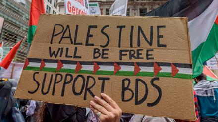 Ein Schild auf einer Pro-BDS-Demo 2018 in New York.