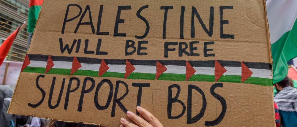 Ein Schild auf einer Pro-BDS-Demo 2018 in New York.