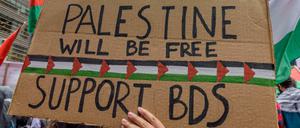 Ein Schild auf einer Pro-BDS-Demo 2018 in New York.