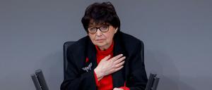 Inge Auerbacher vor dem Deutschen Bundestag