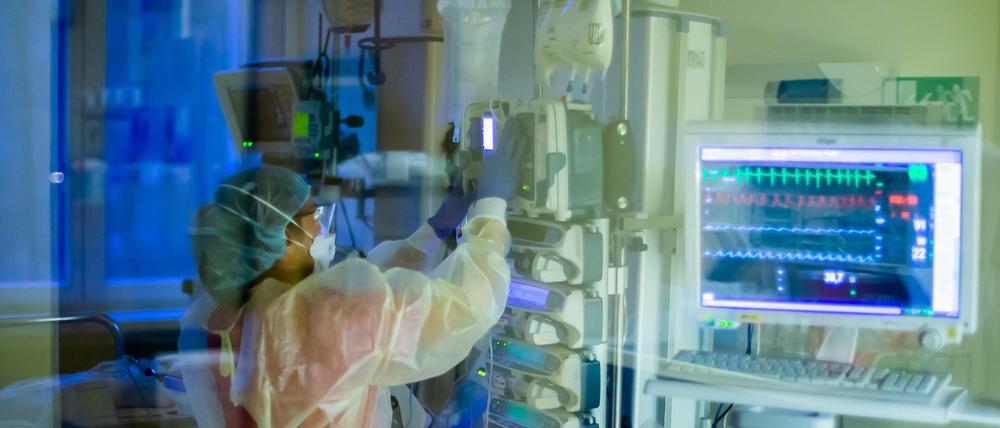 Eine Intensivstation des Gemeinschaftskrankenhauses Havelhöhe in Berlin. einen Covid-19-Patienten.