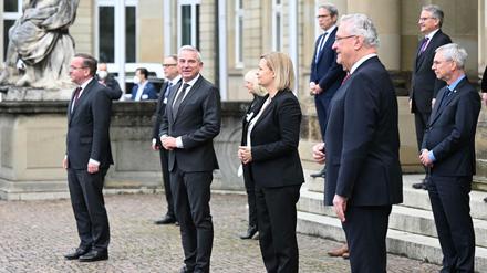 Die Innenminister der Länder stehen mit Bundesministerin Faeser für ein Foto bereit.