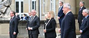 Die Innenminister der Länder stehen mit Bundesministerin Faeser für ein Foto bereit. 