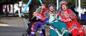Hoch auf dem Panjewagen. Brauchtumspflege auf einem Folklorefestival in Ust-Labinskthe, Region Krasnodar. 