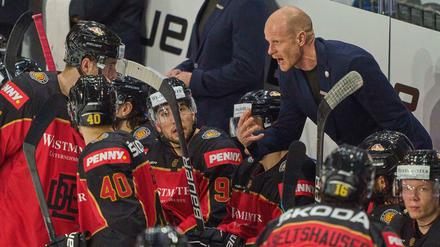 Wir packen das! Bundestrainer Söderholm (rechts) im November beim Deutschland-Cup, den sein Team überzeigend gewann.